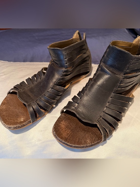 ROAN Shoes - Women’s Black Leather Strappy Open-Toe Sandals